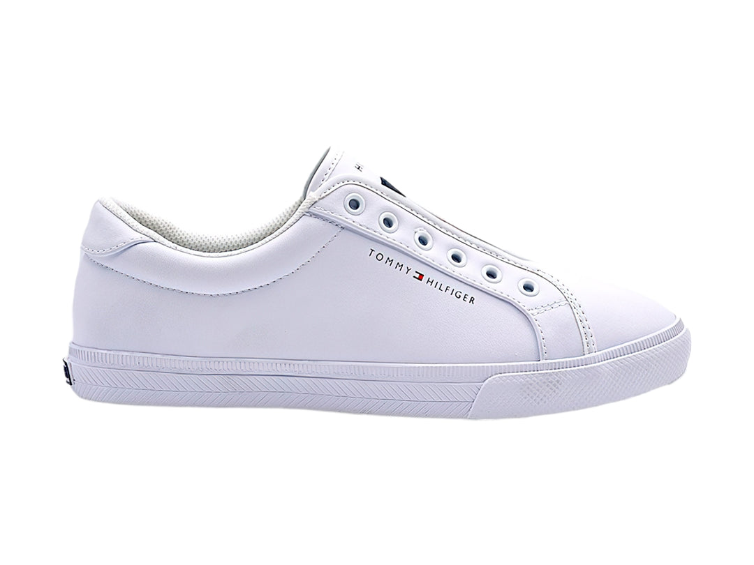 Tenis blancos Tommy Hilfiger estilo slip-on con suela blanca y acabado liso.