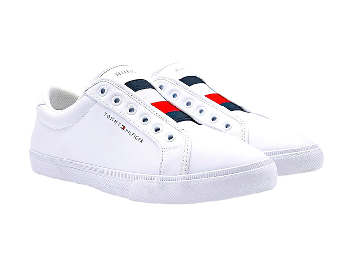 Tenis blancos Tommy Hilfiger estilo slip-on con suela blanca y acabado liso.