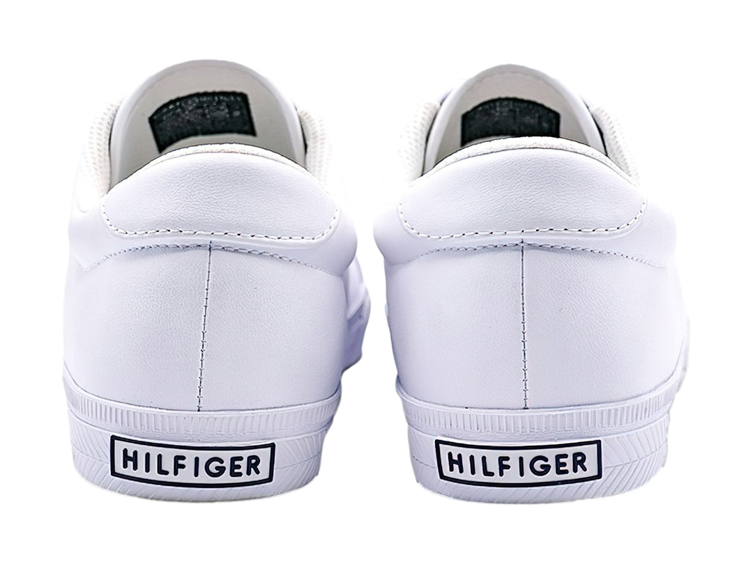 Tenis blancos Tommy Hilfiger estilo slip-on con suela blanca y acabado liso.
