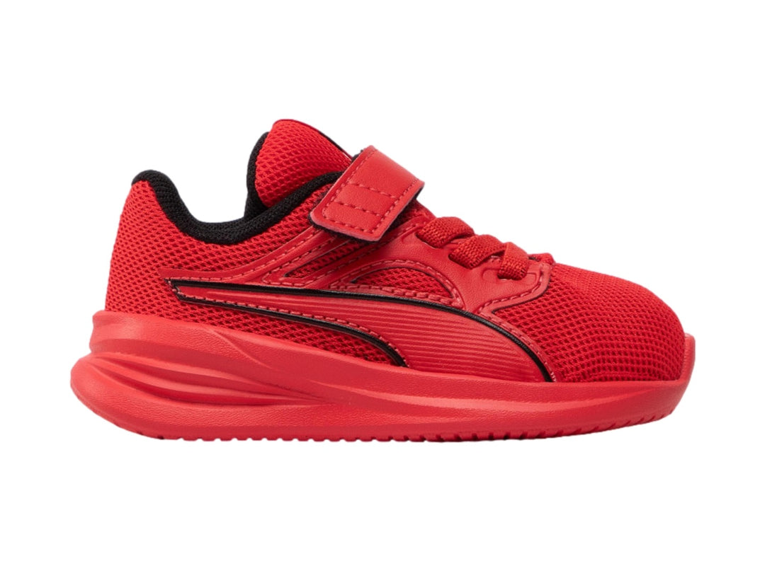 Tenis deportivos PUMA para niño en color rojo intenso con detalles en negro y cierre de velcro.