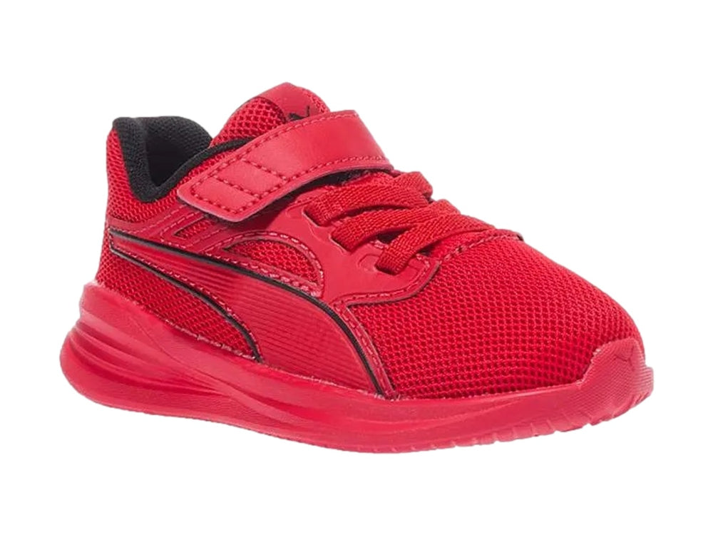 Tenis deportivos PUMA para niño en color rojo intenso con detalles en negro y cierre de velcro.