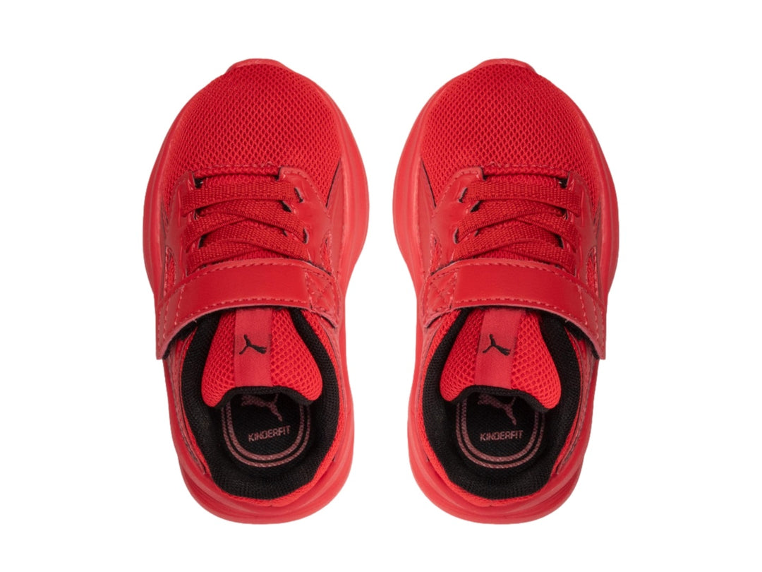 Tenis deportivos PUMA para niño en color rojo intenso con detalles en negro y cierre de velcro.