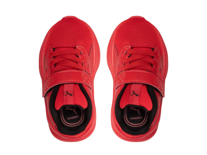 Tenis deportivos PUMA para niño en color rojo intenso con detalles en negro y cierre de velcro.