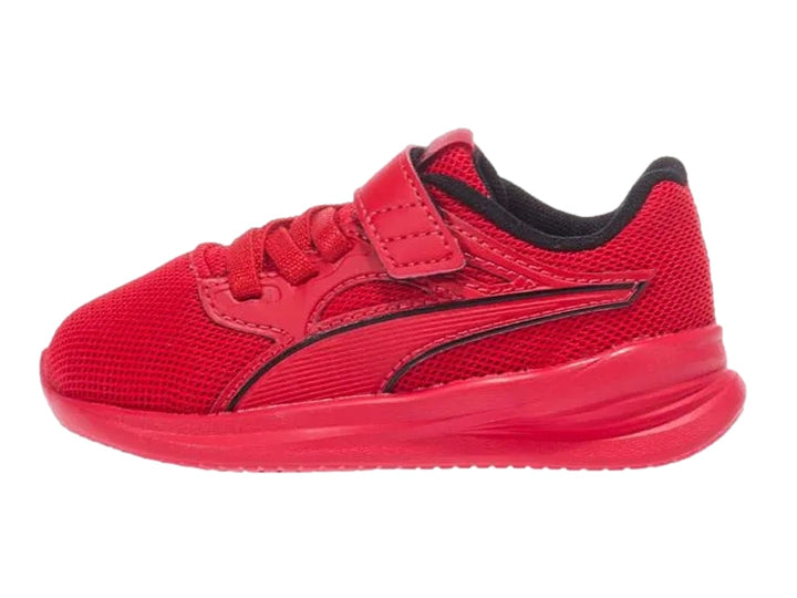 Tenis deportivos PUMA para niño en color rojo intenso con detalles en negro y cierre de velcro.