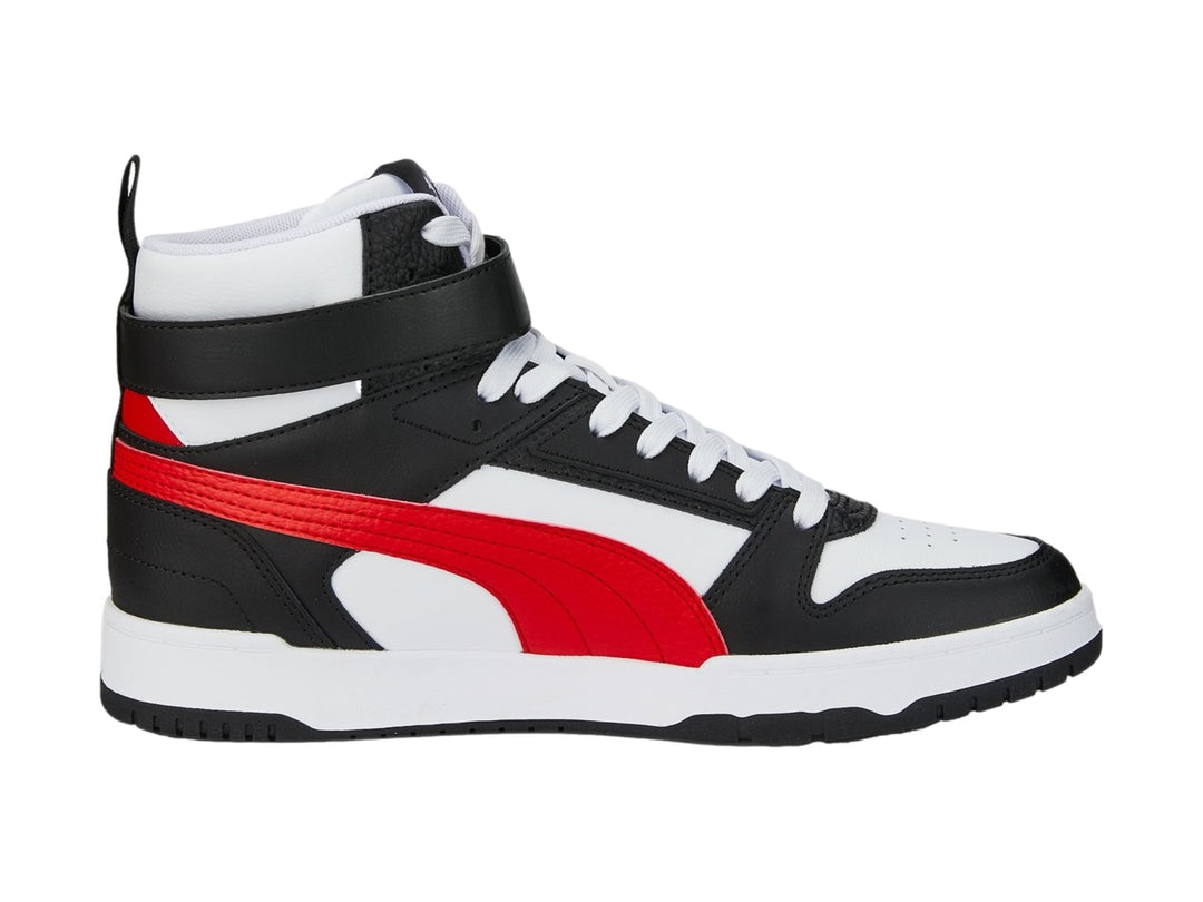 Tenis PUMA de bota en colores blanco, negro y rojo con correa en el tobillo.