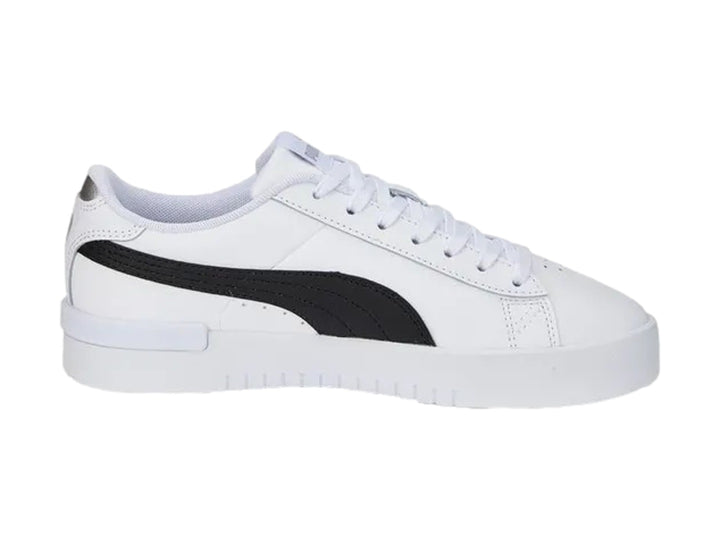 Tenis PUMA Jada Renew en color blanco con franja lateral negra y detalles plateados en el talón.