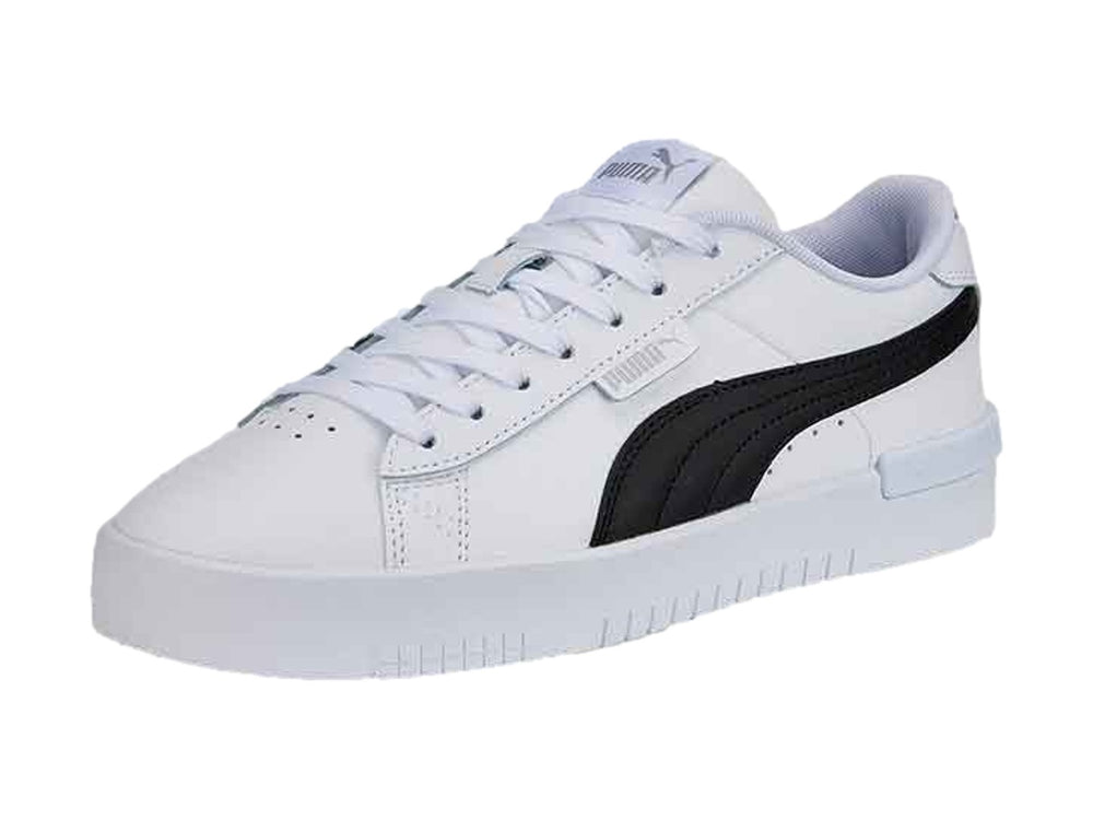 Tenis PUMA Jada Renew en color blanco con franja lateral negra y detalles plateados en el talón.