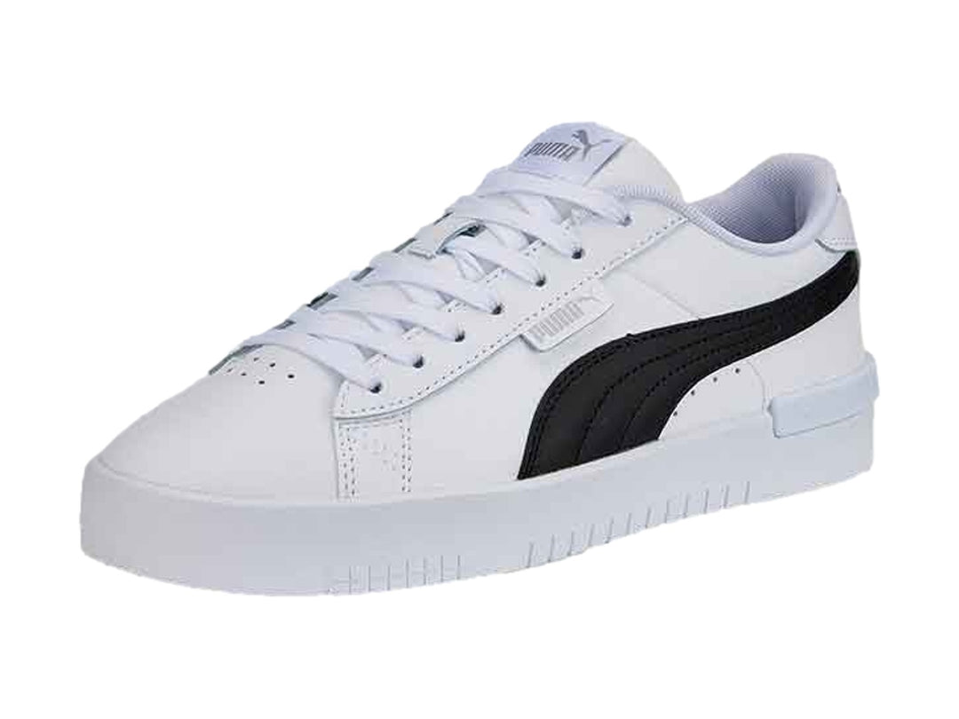 Tenis PUMA Jada Renew en color blanco con franja lateral negra y detalles plateados en el talón.