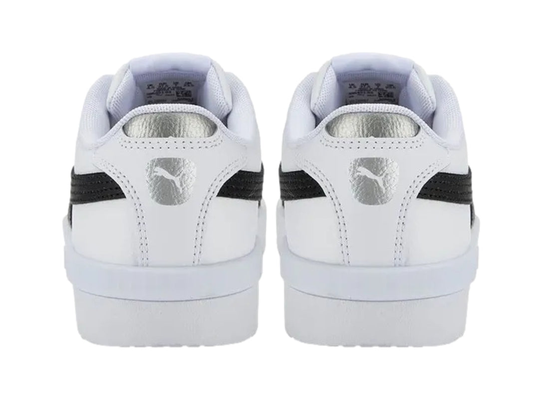 Tenis PUMA Jada Renew en color blanco con franja lateral negra y detalles plateados en el talón.