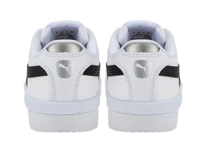 Tenis PUMA Jada Renew en color blanco con franja lateral negra y detalles plateados en el talón.