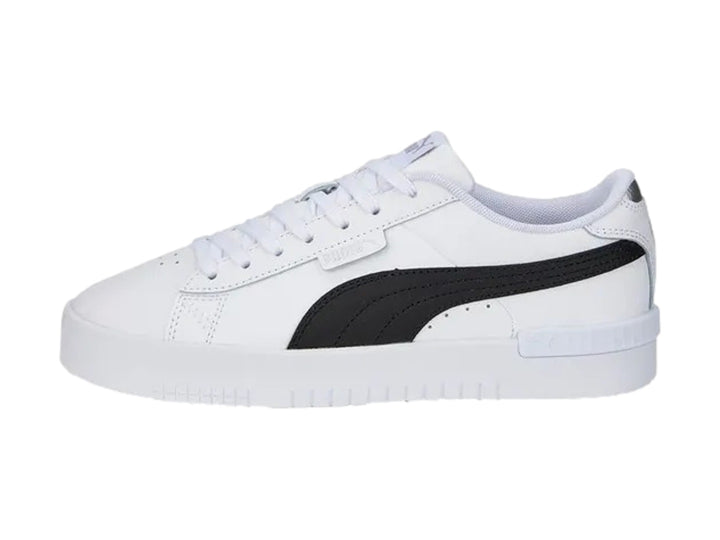 Tenis PUMA Jada Renew en color blanco con franja lateral negra y detalles plateados en el talón.