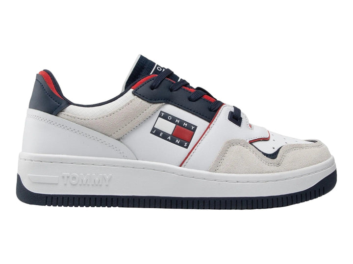 Tenis Tommy Jeans blancos con detalles en azul marino y rojo, diseño deconstruido y suela gruesa.