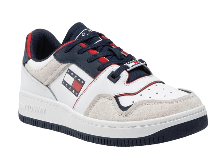 Tenis Tommy Jeans blancos con detalles en azul marino y rojo, diseño deconstruido y suela gruesa.