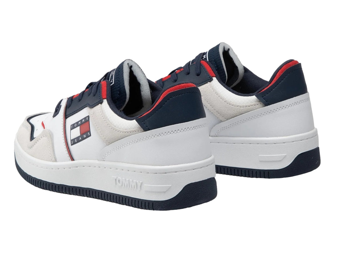 Tenis Tommy Jeans blancos con detalles en azul marino y rojo, diseño deconstruido y suela gruesa.