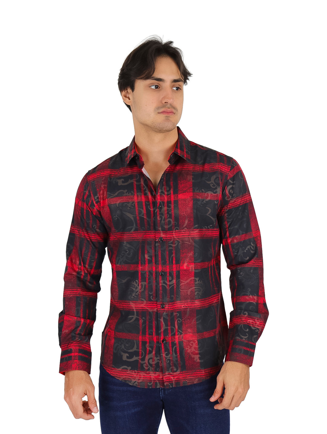 Hombre vistiendo una camisa de manga larga con estampado de cuadros en colores rojo y negro.