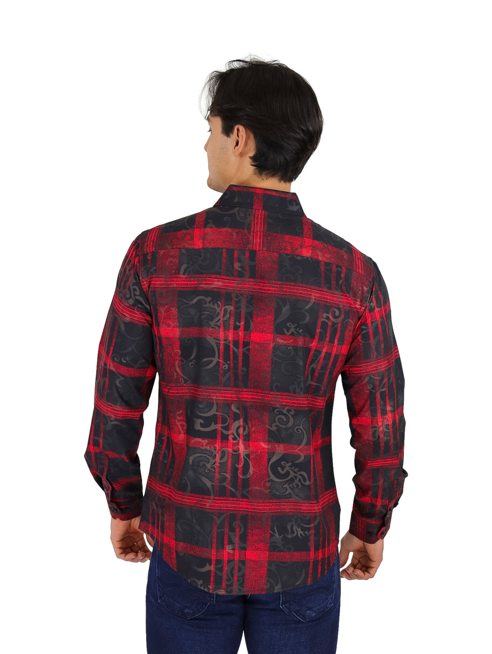 Hombre vistiendo una camisa de manga larga con estampado de cuadros en colores rojo y negro.
