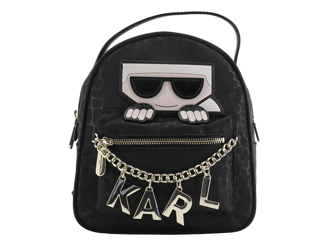 Mochila negra Karl Lagerfeld con textura de cocodrilo, detalle de cadena dorada y diseño frontal ilustrado.