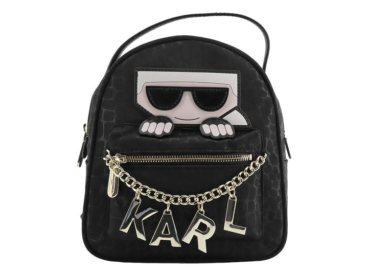 Mochila negra Karl Lagerfeld con textura de cocodrilo, detalle de cadena dorada y diseño frontal ilustrado.