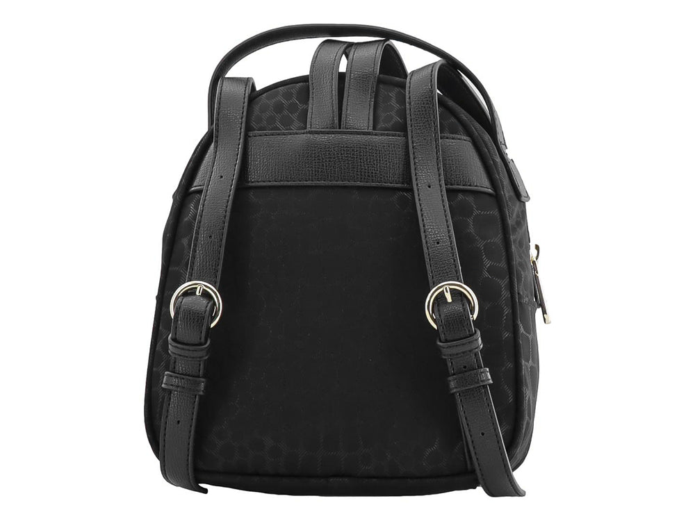 Mochila negra Karl Lagerfeld con textura de cocodrilo, detalle de cadena dorada y diseño frontal ilustrado.