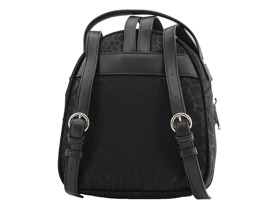 Mochila negra Karl Lagerfeld con textura de cocodrilo, detalle de cadena dorada y diseño frontal ilustrado.