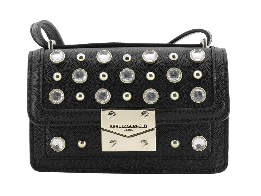 Bolso negro de cuero con detalles de cristales y placa dorada de Karl Lagerfeld.