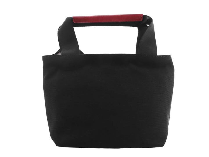 Bolso negro de tela con asas y estampado de personajes de Karl Lagerfeld y texto en rojo.