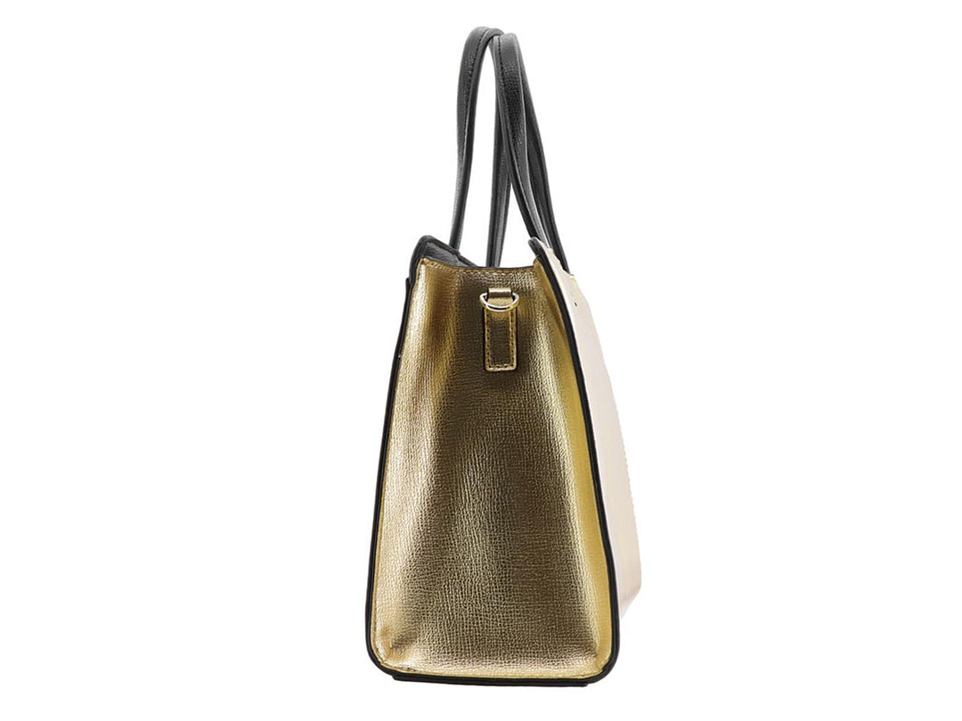 Bolso satchel Karl Lagerfeld en color dorado metálico con asas negras y banda inferior blanca y negra.