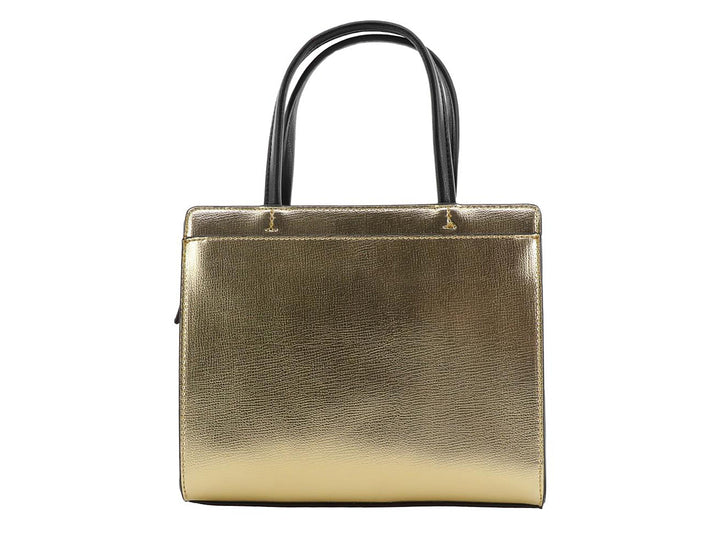 Bolso satchel Karl Lagerfeld en color dorado metálico con asas negras y banda inferior blanca y negra.