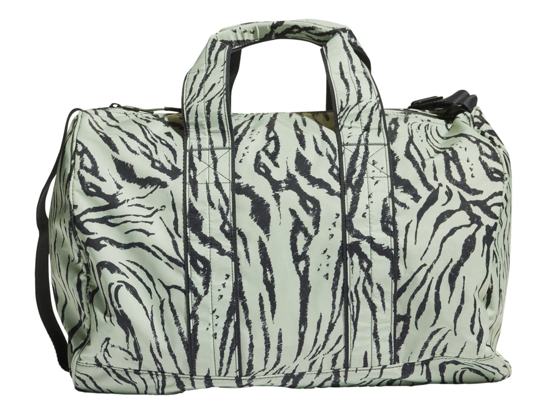 Bolso deportivo Adidas modelo Duffel en color verde lino con estampado animal tipo cebra y correa negra.