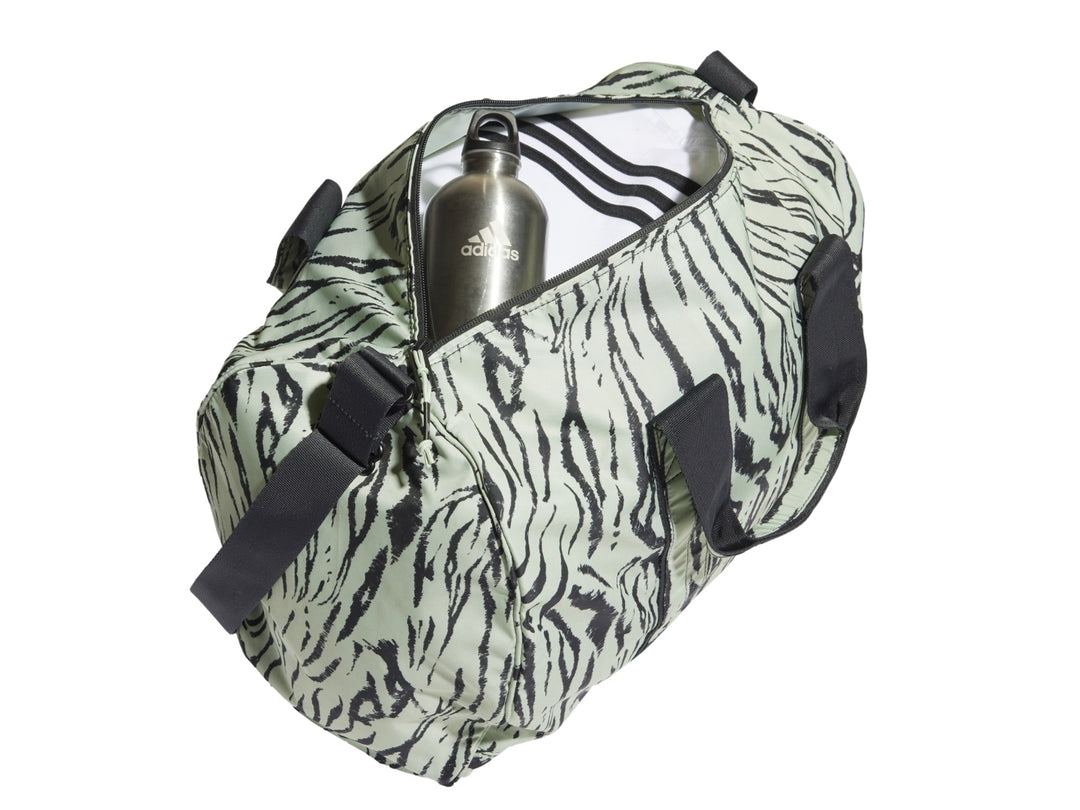Bolso deportivo Adidas modelo Duffel en color verde lino con estampado animal tipo cebra y correa negra.