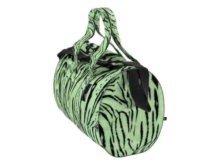 Bolso deportivo Adidas modelo Duffel en color verde lino con estampado animal tipo cebra y correa negra.