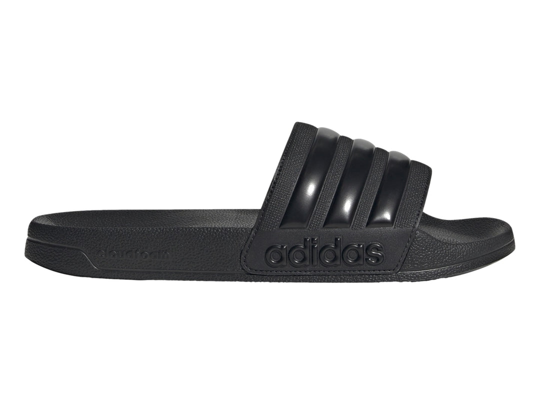 Sandalia Adidas Adilette Shower en color negro total con las tres franjas características en la banda superior.