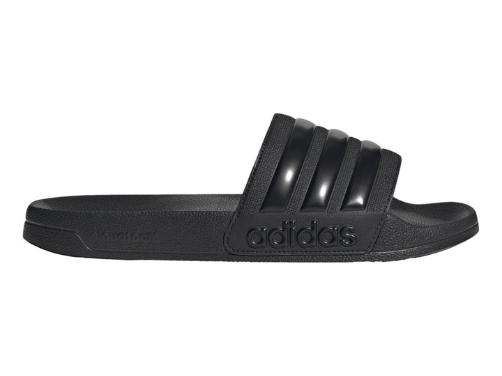 Sandalia Adidas Adilette Shower en color negro total con las tres franjas características en la banda superior.