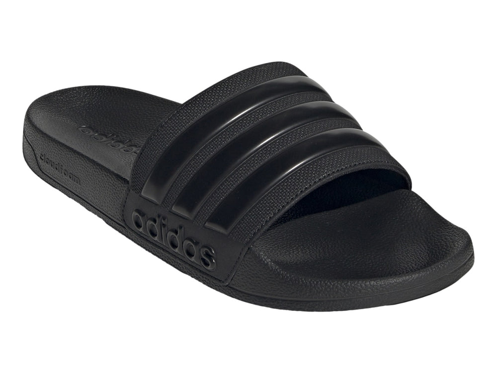 Sandalia Adidas Adilette Shower en color negro total con las tres franjas características en la banda superior.