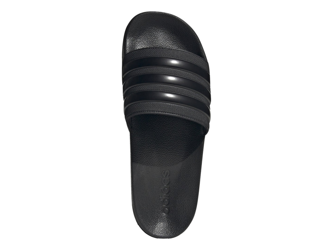 Sandalia Adidas Adilette Shower en color negro total con las tres franjas características en la banda superior.