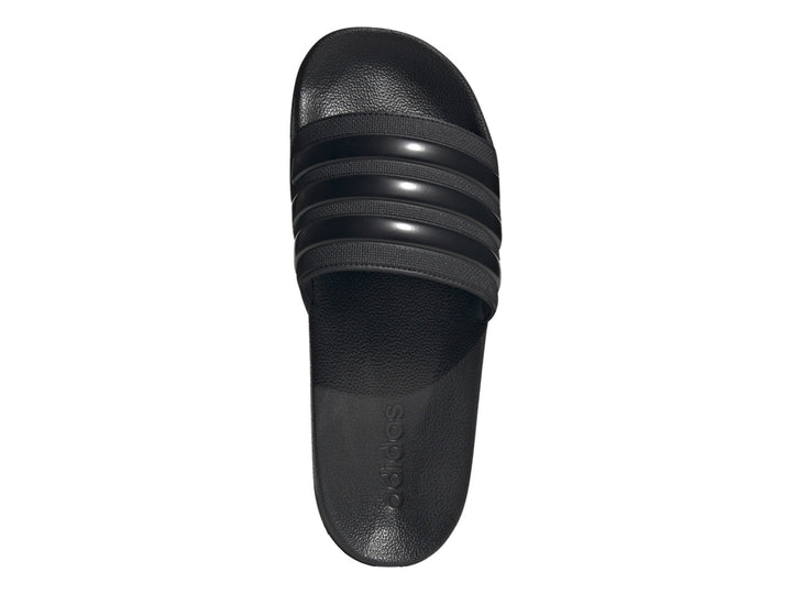 Sandalia Adidas Adilette Shower en color negro total con las tres franjas características en la banda superior.