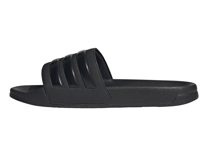 Sandalia Adidas Adilette Shower en color negro total con las tres franjas características en la banda superior.