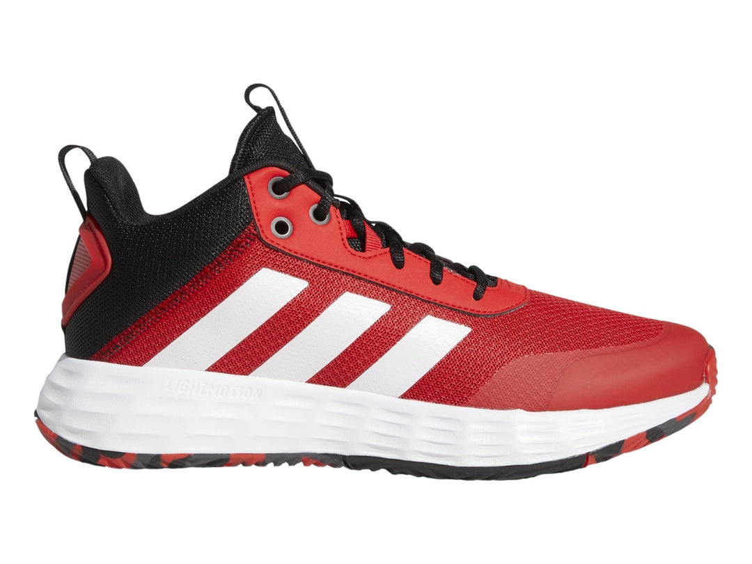 Tenis deportivos Adidas OwnTheGame 2.0 color rojo con franjas blancas y detalles en negro.