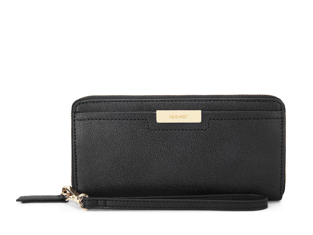 Cartera Nine West color negro con textura rugosa, cierre superior y correa de mano corta.