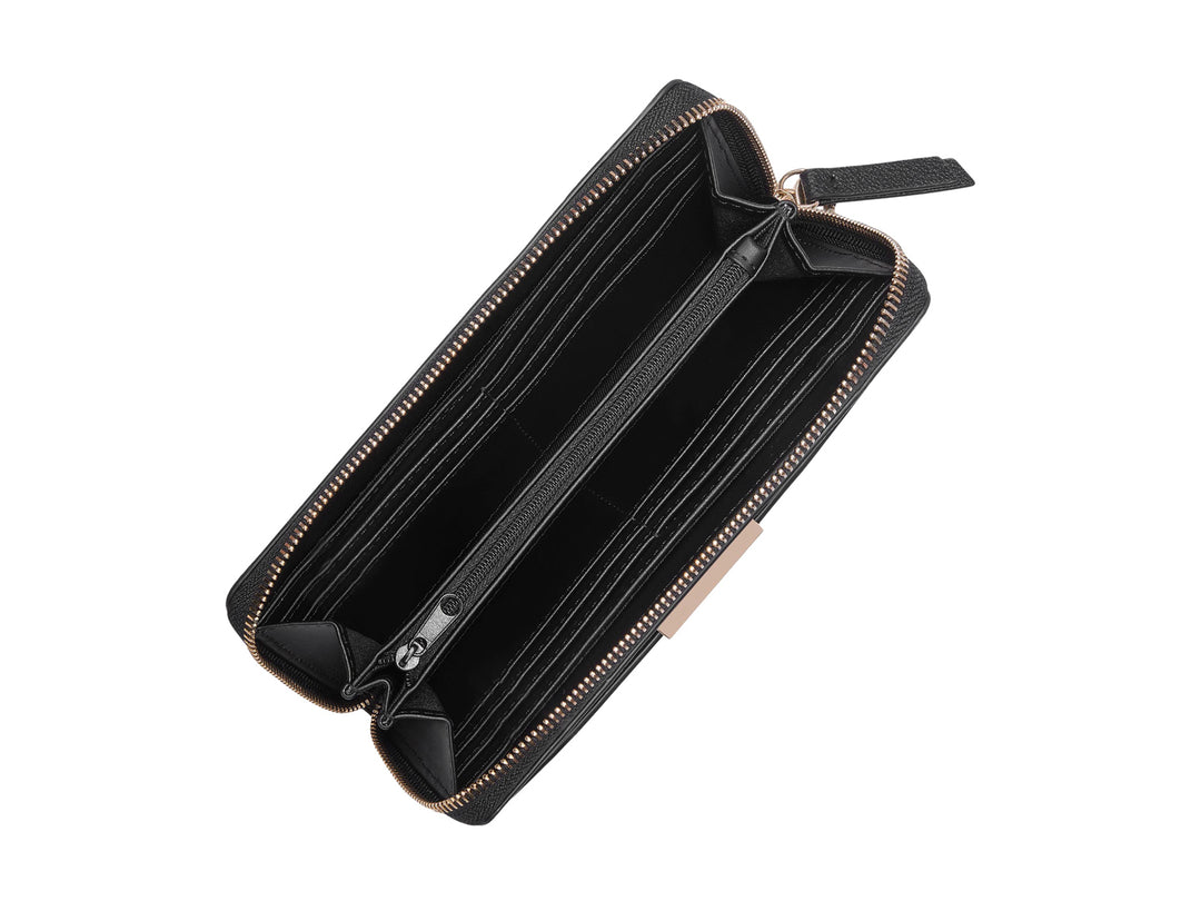 Cartera Nine West color negro con textura rugosa, cierre superior y correa de mano corta.