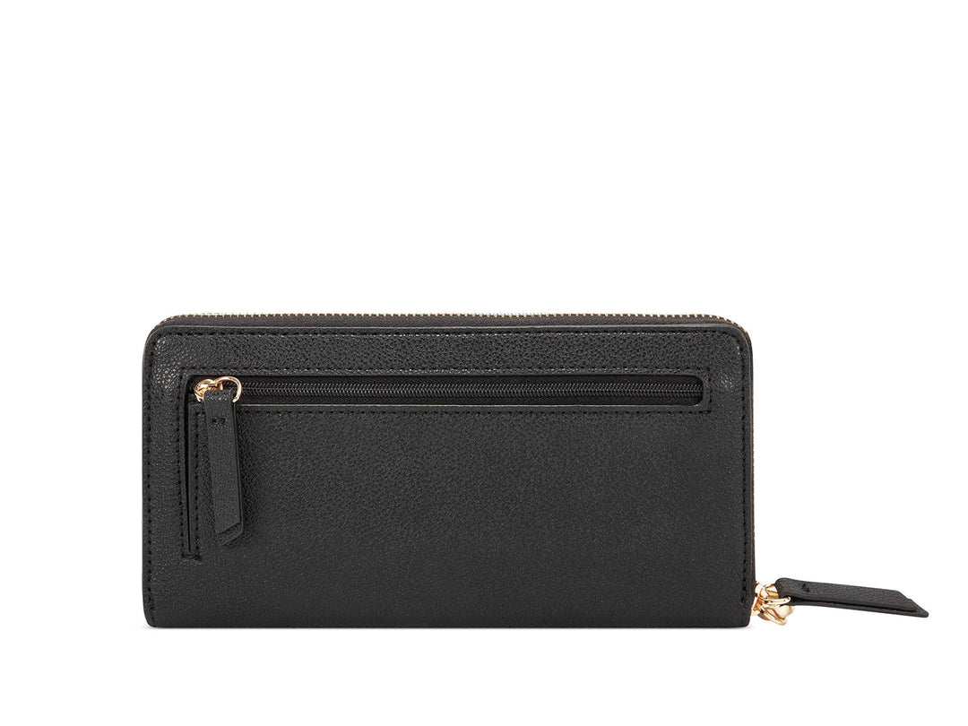 Cartera Nine West color negro con textura rugosa, cierre superior y correa de mano corta.