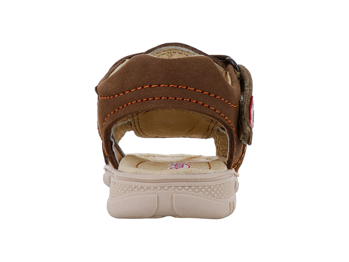 Sandalia infantil color café con suela beige y costuras naranjas.