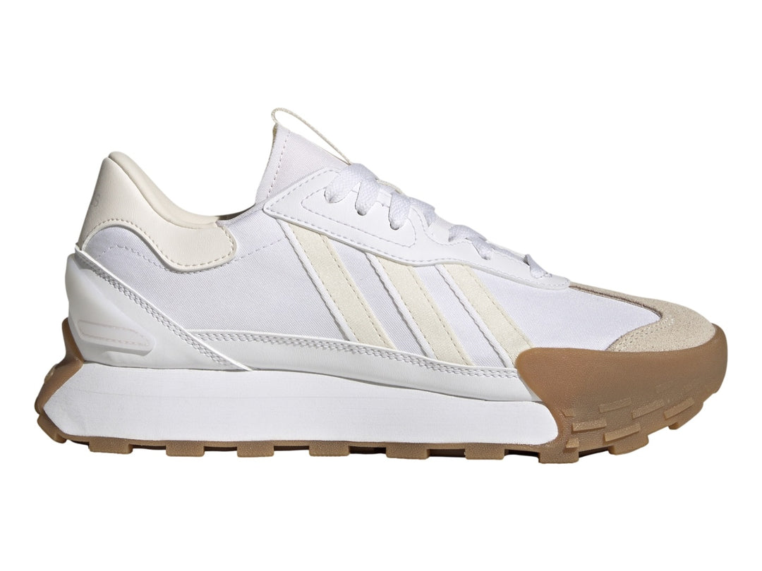Tenis Adidas Futro Mixr color blanco con detalles en café claro en la punta y la suela.