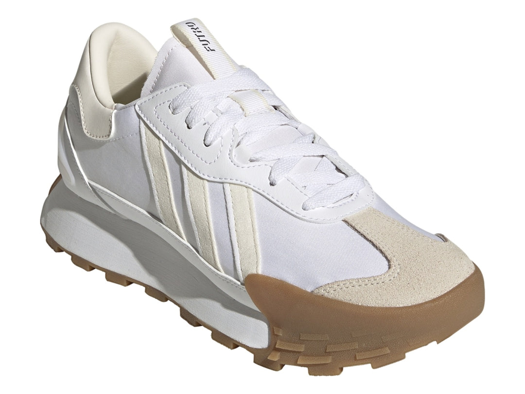 Tenis Adidas Futro Mixr color blanco con detalles en café claro en la punta y la suela.