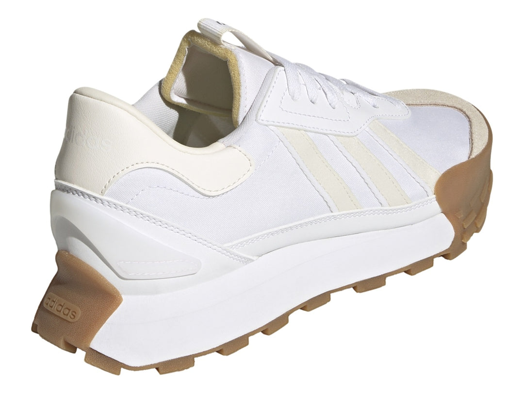 Tenis Adidas Futro Mixr color blanco con detalles en café claro en la punta y la suela.