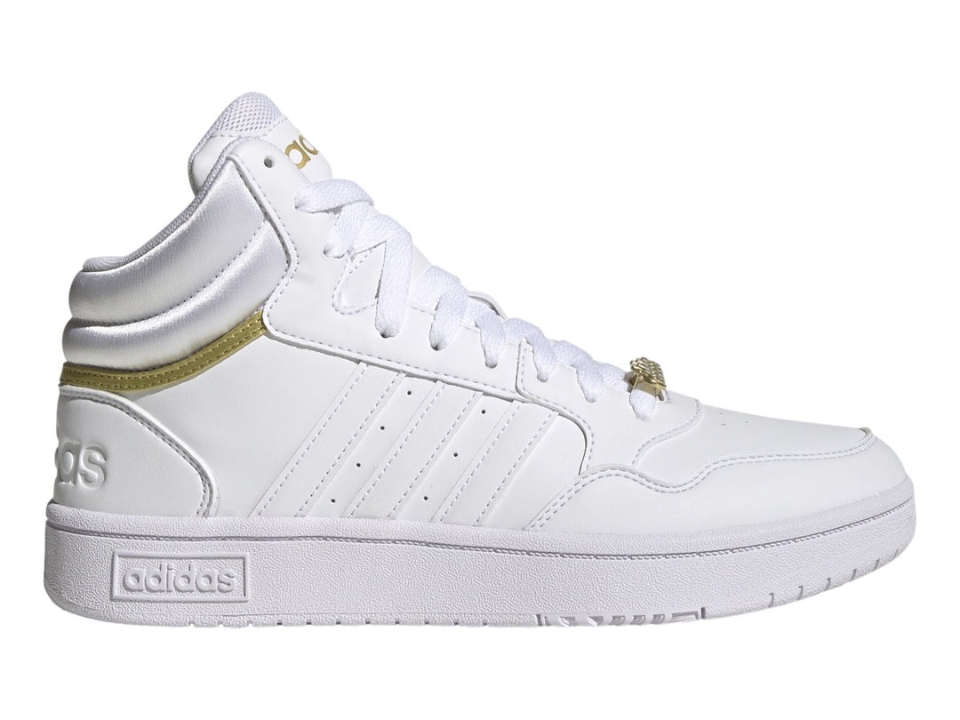 Tenis Adidas Hoops 3.0 Mid en color blanco con detalles metálicos dorados y suela blanca.