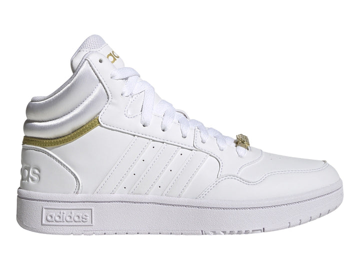 Tenis Adidas Hoops 3.0 Mid en color blanco con detalles metálicos dorados y suela blanca.