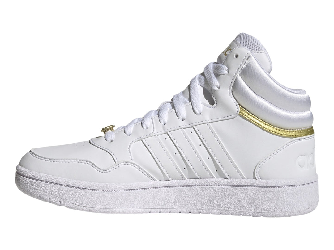 Tenis Adidas Hoops 3.0 Mid en color blanco con detalles metálicos dorados y suela blanca.