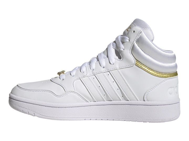 Tenis Adidas Hoops 3.0 Mid en color blanco con detalles metálicos dorados y suela blanca.