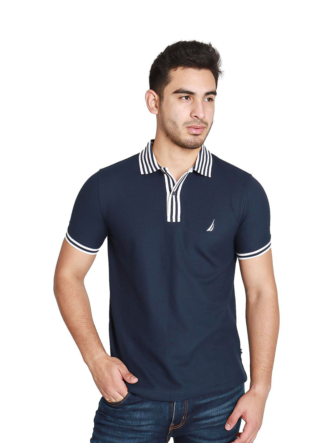 Hombre vistiendo playera polo Nautica color azul marino con detalles blancos en el cuello y mangas.